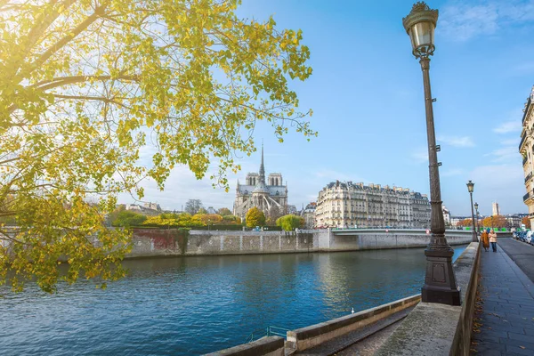 Katedrális Notre Dame Paris Napsütéses Őszi Délután Szajna Folyó Töltésén — Stock Fotó