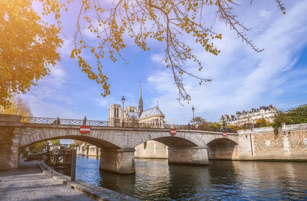 Katedrális Notre Dame Paris Napsütéses Őszi Délután Szajna Folyó Töltésén — Stock Fotó