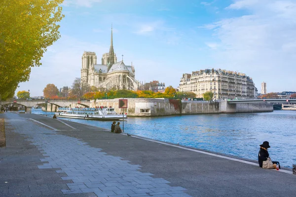 Notre Dame Paris Katedrális Napsütéses Őszi Délután Töltésen Szajna Hajóval — Stock Fotó