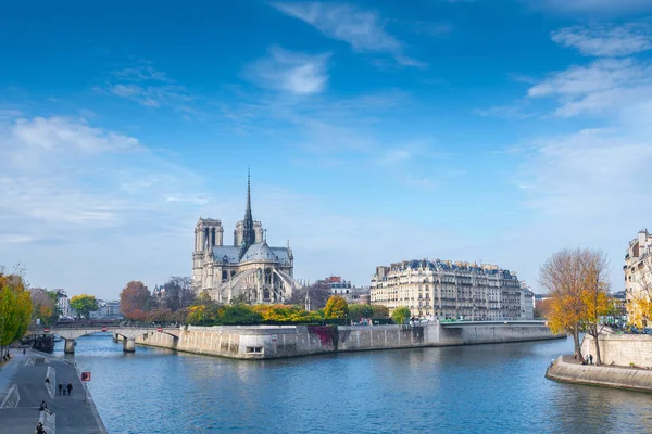 Katedrális Notre Dame Paris Napsütéses Őszi Délután Szajna Folyó Töltésén — Stock Fotó