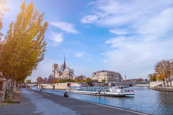 Katedralen Notre Dame Paris Solig Höst Eftermiddag Banvallen Seine Båt — Stockfoto