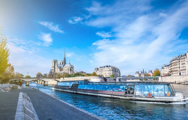 Notre Dame Paris Katedrális Napsütéses Őszi Délután Töltésen Szajna Hajóval — Stock Fotó