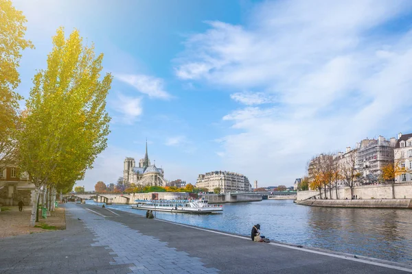 Notre Dame Paris Katedrális Napsütéses Őszi Délután Töltésen Szajna Hajóval — Stock Fotó