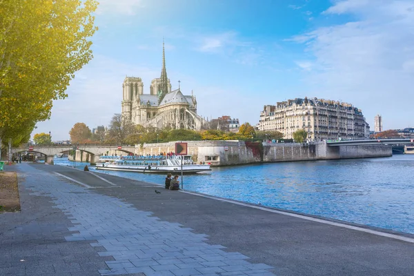 Notre Dame Paris Katedrális Napsütéses Őszi Délután Töltésen Szajna Hajóval — Stock Fotó