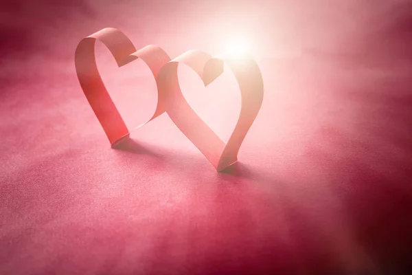 Два Красивых Романтических Сердца Сделанные Бумажной Ленты Лучах Света Красном — стоковое фото