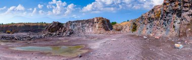 Granit taş ocağı açık Ocak madenciliği muhteşem panoramik manzaralı. Üretim taş ve çakıl.