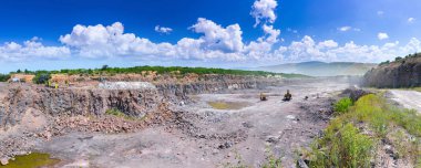 Granit taş ocağı açık Ocak madenciliği muhteşem panoramik manzaralı. İşlem üretim taş ve çakıl. Taş ocağı madencilik ekipmanları. Bir büyük Zincirli ekskavatör ve çekiçleri.