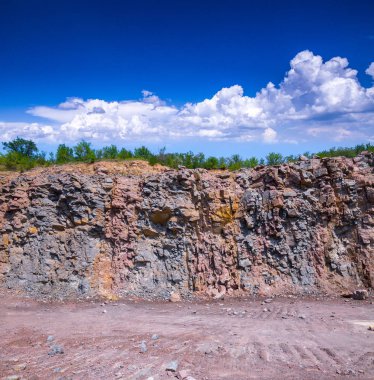 Granit taş ocağı açık Ocak madenciliği muhteşem manzarası. İşlem üretim taş ve çakıl.