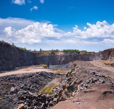 Granit taş ocağı açık Ocak madenciliği muhteşem panoramik manzaralı. İşlem üretim taş ve çakıl. Taş ocağı madencilik ekipmanları. Büyük bir Paletli ekskavatör.