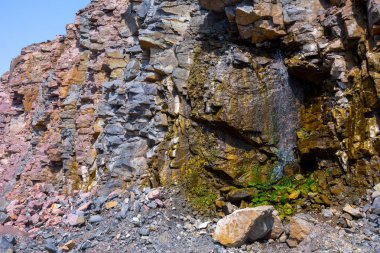 Granit taş ocağı açık Ocak madenciliği muhteşem manzarası. İşlem üretim taş ve çakıl. Yeraltı ocağında.