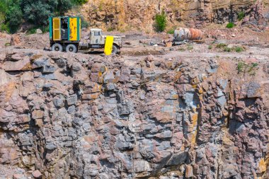 Granit taş ocağı açık Ocak madenciliği görünümünü. İşlem üretim taş ve çakıl. Taş ocağı madencilik ekipmanları.