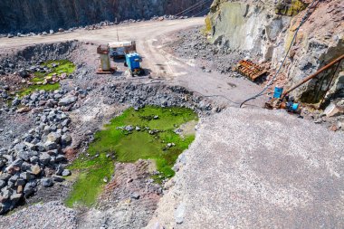 Granit taş ocağı açık Ocak madenciliği görünümünü. İşlem üretim taş ve çakıl. Yeraltı ocağında pompalama.