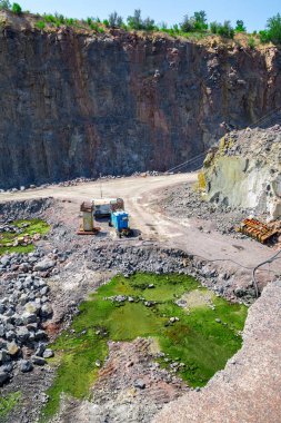 Granit taş ocağı açık Ocak madenciliği görünümünü. İşlem üretim taş ve çakıl. Yeraltı ocağında pompalama.