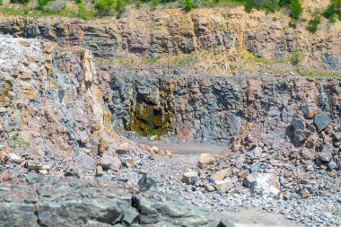 Granit taş ocağı açık Ocak madenciliği muhteşem manzarası. İşlem üretim taş ve çakıl.