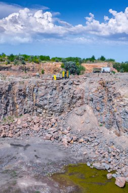Granit taş ocağı açık Ocak madenciliği muhteşem manzarası. İşlem üretim taş ve çakıl. Taş ocağı madencilik ekipmanları. Yeraltı ocağında.