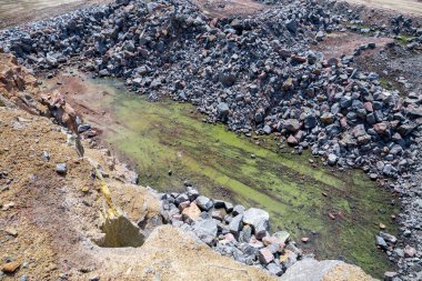 Granit taş ocağı açık Ocak madenciliği muhteşem manzarası. İşlem üretim taş ve çakıl. Yeraltı ocağında.