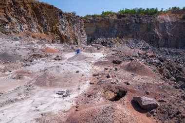 Granit taş ocağı açık Ocak madenciliği görünümünü. İşlem üretim taş ve çakıl. Kaya yığınları sondaj sonra toz. Patlatma için hazırlık.