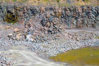 Granit taş ocağı açık Ocak madenciliği muhteşem manzarası. İşlem üretim taş ve çakıl. Yeraltı ocağında.