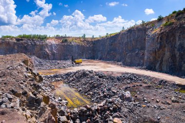 Bir büyük Zincirli ekskavatör Granit taş ocağı açık Ocak madenciliği. İşlem üretim taş ve çakıl. Taş ocağı madencilik ekipmanları.