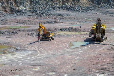 Açık Ocak madenciliği Granit taş büyük Zincirli ekskavatör ve çekiçleri bir ocağında. İşlem üretim taş ve çakıl. Taş ocağı madencilik ekipmanları.