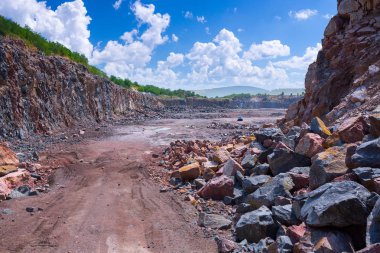 Granit taş ocağı açık Ocak madenciliği muhteşem panoramik manzaralı. Üretim taş ve çakıl.