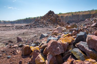 Granit taş ocağı açık Ocak madenciliği muhteşem manzarası. İşlem üretim taş ve çakıl.