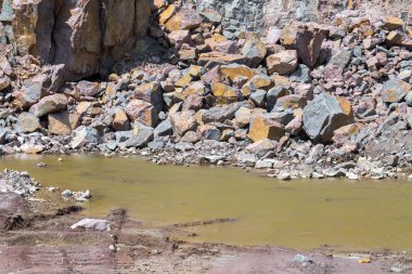Granit taş ocağı açık Ocak madenciliği muhteşem manzarası. İşlem üretim taş ve çakıl. Yeraltı ocağında.