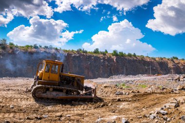 Büyük izlenen buldozer Granit taş ocağı açık Ocak madenciliği içinde. İşlem üretim taş ve çakıl. Taş ocağı madencilik ekipmanları.
