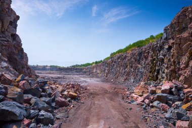 Granit taş ocağı açık Ocak madenciliği muhteşem panoramik manzaralı. Üretim taş ve çakıl.