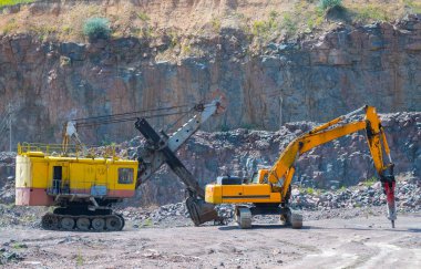 Açık Ocak madenciliği Granit taş büyük Zincirli ekskavatör ve çekiçleri bir ocağında. İşlem üretim taş ve çakıl. Taş ocağı madencilik ekipmanları.