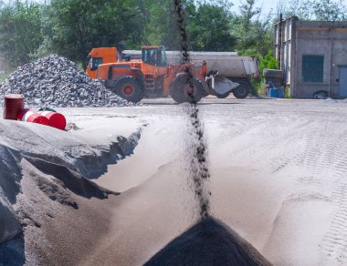 Ezici makineler, koni tipi kaya öğütücü, taş ocağında ezilmiş granit çakıl taşlarını taşıma. Ezilmiş taş ve çakıl işleme tesisi. Madencilik ve Madencilik ekipmanları.