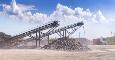 Ezici makineler, koni tipi kaya öğütücü, taş ocağında ezilmiş granit çakıl taşlarını taşıma. Ezilmiş taş ve çakıl işleme tesisi. Madencilik ve Madencilik ekipmanları.