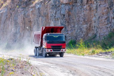 Yüklü bir damperli kamyon granit, Granit taş ocağı açık Ocak madenciliği mayınlı. İşlem üretim taş ve çakıl. Taş ocağı madencilik ekipmanları.