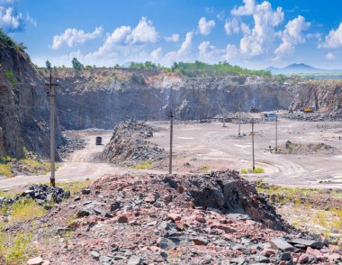 Granit taş ocağı açık Ocak madenciliği muhteşem panoramik manzaralı. İşlem üretim taş ve çakıl. Taş ocağı madencilik ekipmanları.