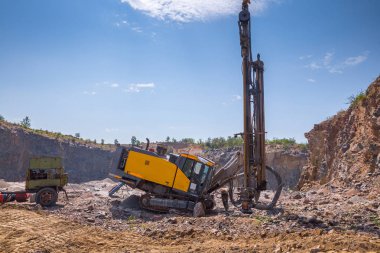 Derin yüzey DRILL RIG Granit taş ocağı açık Ocak madenciliği içinde. İşlem üretim taş ve çakıl. Taş ocağı madencilik ekipmanları. Patlatma için hazırlık.