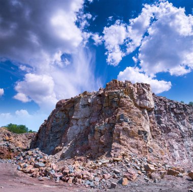 Granit taş ocağı açık Ocak madenciliği muhteşem manzarası. İşlem üretim taş ve çakıl.