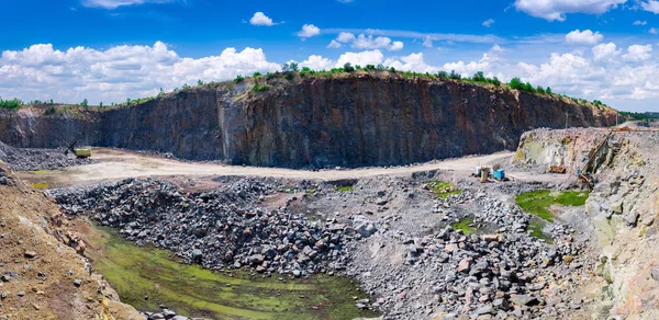 花こう岩の石の採石場露天掘り鉱山の壮大なパノラマ ビュー プロセス生産石と砂利 採石場の鉱山機械 — ストック写真