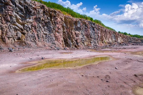 Granit taş ocağı açık Ocak madenciliği muhteşem manzarası. İşlem üretim taş ve çakıl. Yeraltı ocağında.
