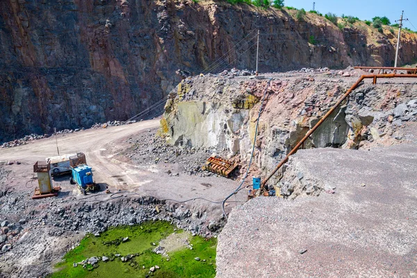 Granit taş ocağı açık Ocak madenciliği görünümünü. İşlem üretim taş ve çakıl. Yeraltı ocağında pompalama.