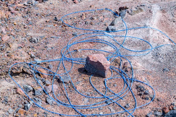 Sigara-Elektrik patlama sistemi şok dalgası kordon yeraltı patlatma için çalışır. Ocak madenciliği Granit taş ocağında ekipman kalıntıları açın. Üretim taş ve çakıl. Patlatma için hazırlık.