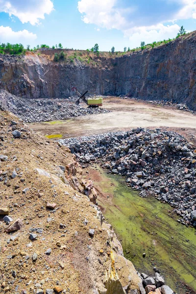 Bir büyük Zincirli ekskavatör Granit taş ocağı açık Ocak madenciliği. İşlem üretim taş ve çakıl. Taş ocağı madencilik ekipmanları.
