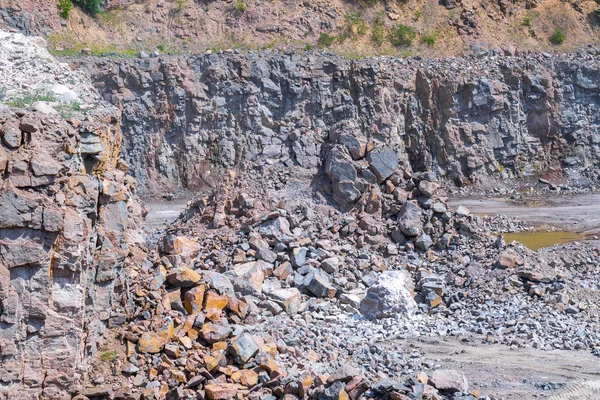 花岗岩采石场露天开采的壮观景象 工艺生产石材和砾石 — 图库照片