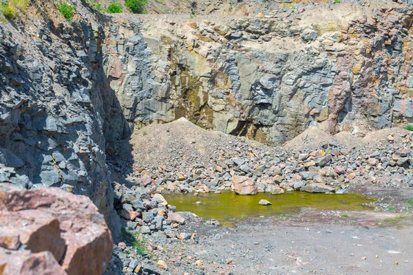 Granit taş ocağı açık Ocak madenciliği muhteşem manzarası. İşlem üretim taş ve çakıl.