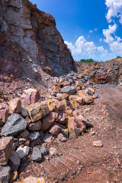 Granit taş ocağı açık Ocak madenciliği muhteşem manzarası. İşlem üretim taş ve çakıl.