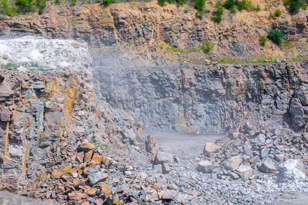 Granit taş ocağı açık Ocak madenciliği muhteşem manzarası. İşlem üretim taş ve çakıl.