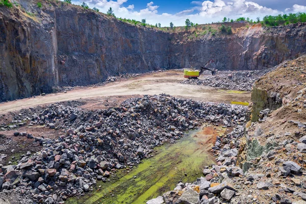 Uma Grande Escavadeira Rastreada Uma Pedreira Mineração Céu Aberto Pedra — Fotografia de Stock