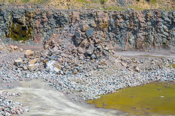 Granit taş ocağı açık Ocak madenciliği muhteşem manzarası. İşlem üretim taş ve çakıl. Yeraltı ocağında.