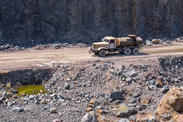 Caminhão Tanque Molha Água Superfície Estrada Uma Pedreira Mineração Poço — Fotografia de Stock