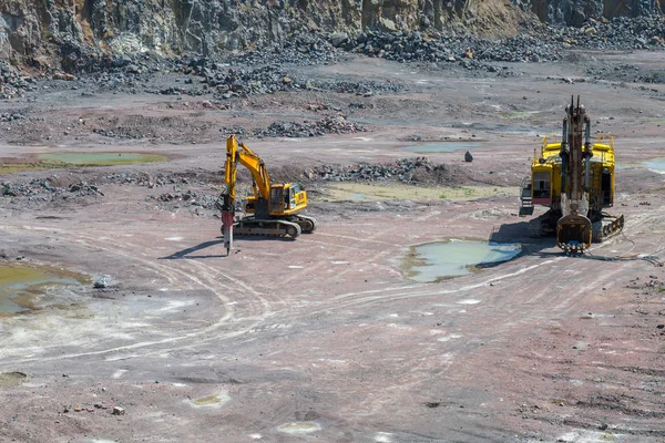 Açık Ocak madenciliği Granit taş büyük Zincirli ekskavatör ve çekiçleri bir ocağında. İşlem üretim taş ve çakıl. Taş ocağı madencilik ekipmanları.