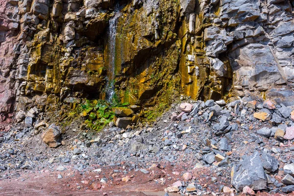 Granit taş ocağı açık Ocak madenciliği muhteşem manzarası. İşlem üretim taş ve çakıl. Yeraltı ocağında.